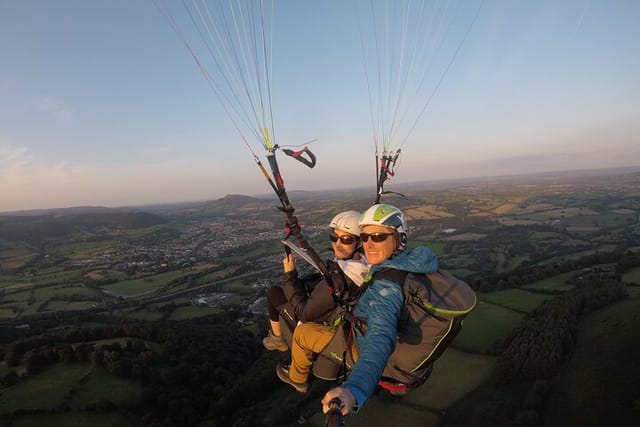 tandem-paragliding-experience-in-the-brecon-beacons_1